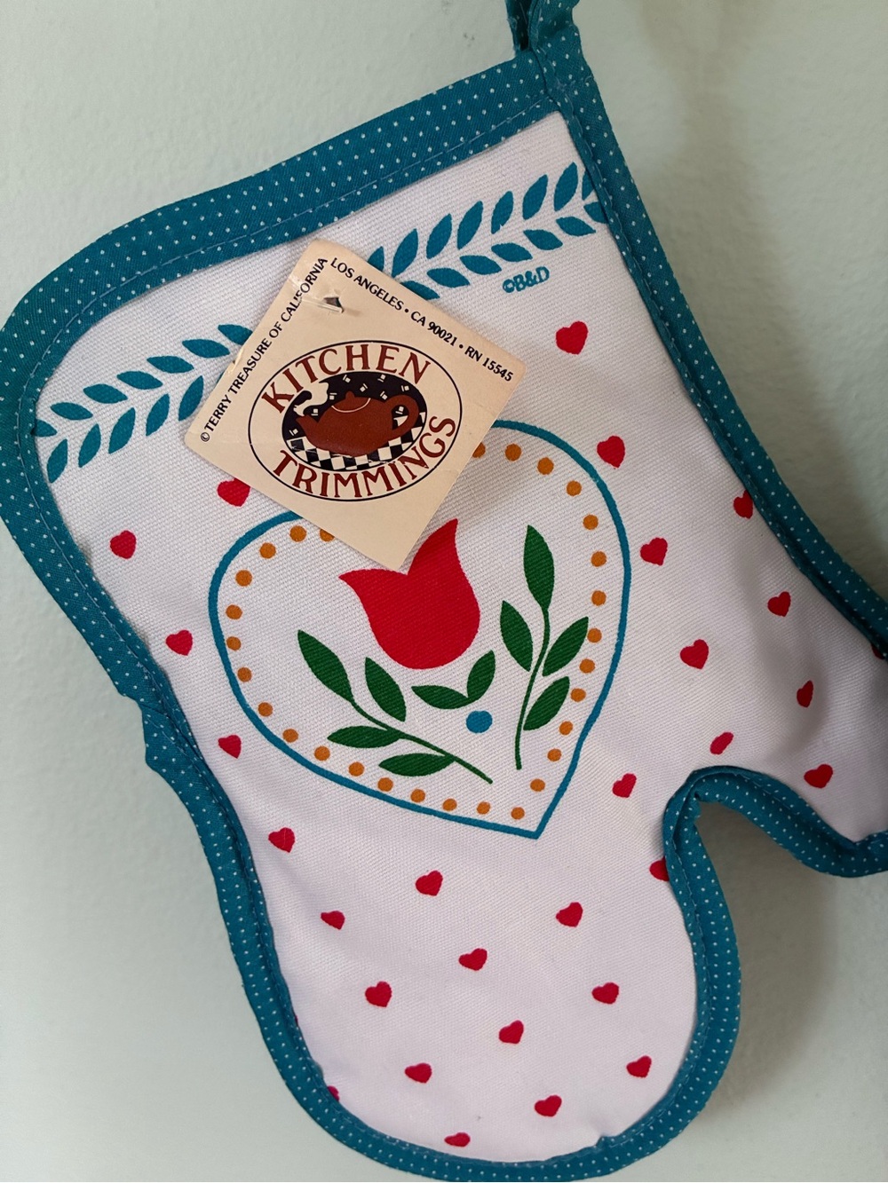 Pair of Vintage Kitchen Trimmings Heart Tulip Oven Mitts in Teal Trim